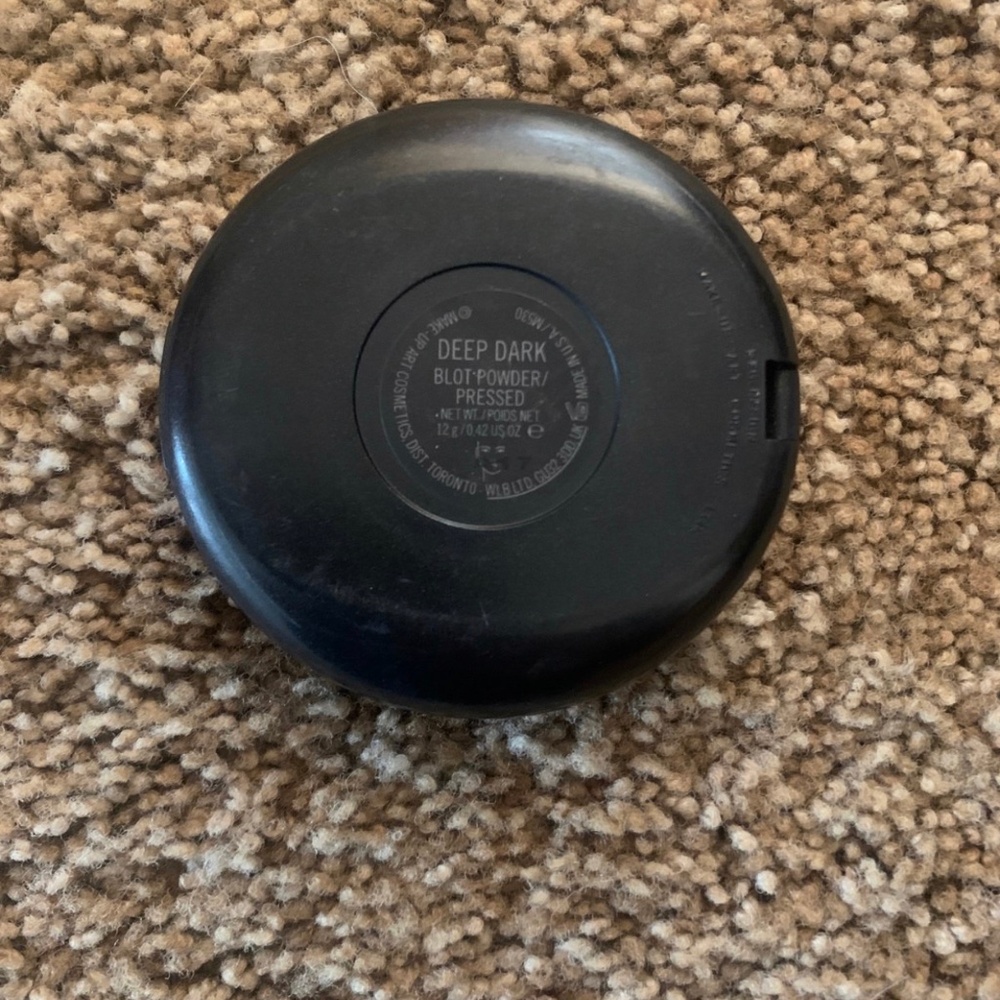 MAC pressed powder - brand new!